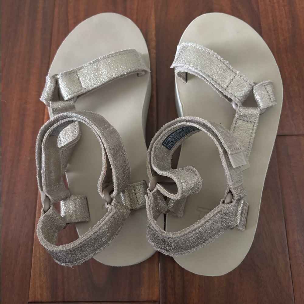| Teva | platform sandals. Size 6.